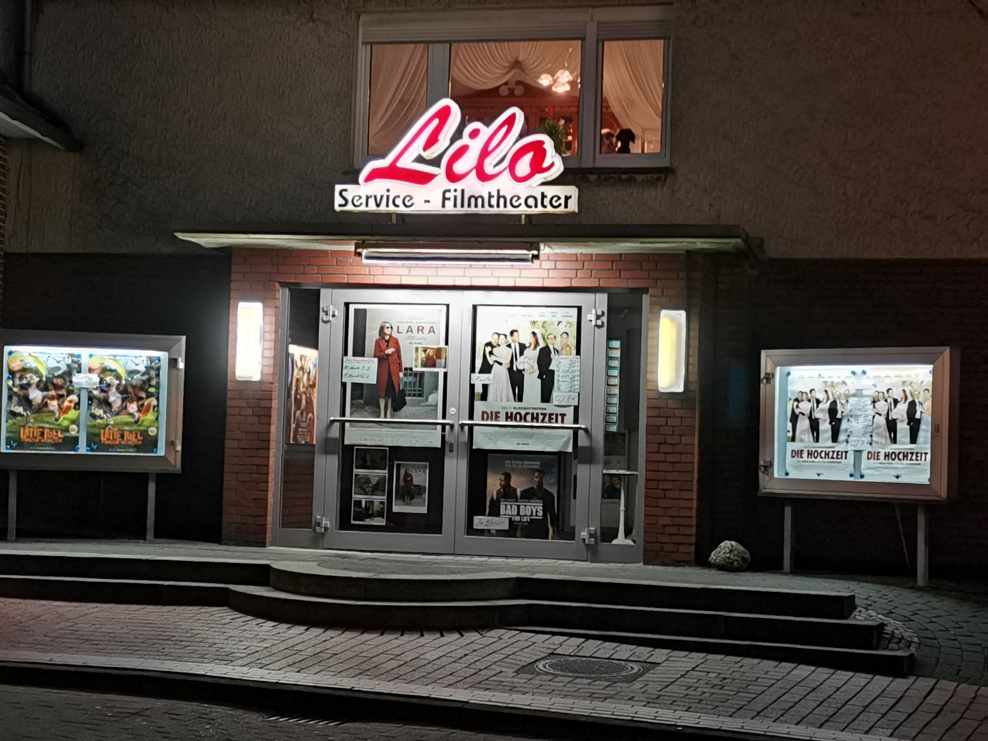 Lilo Service - Filmtheater Au&szlig;enansicht bei Nacht